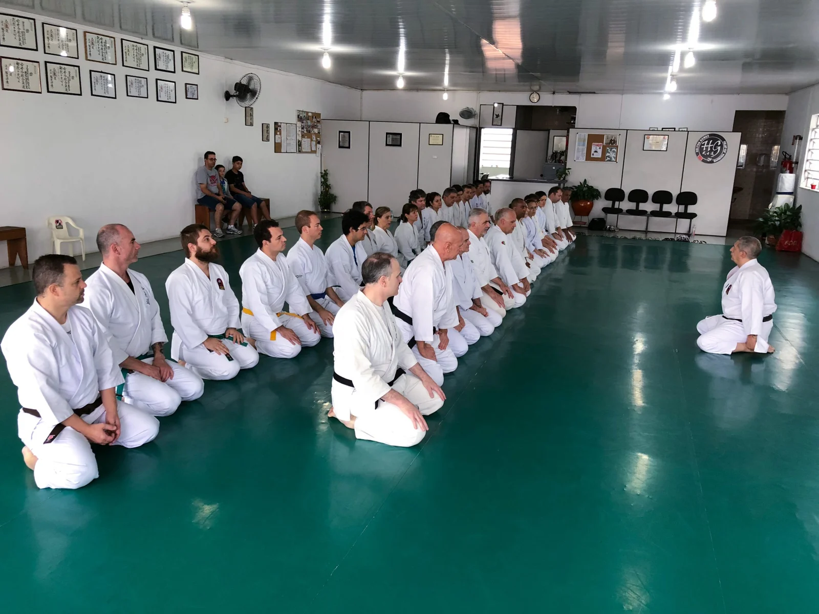 Praticantes reunidos no tatame do Cremona Dojo