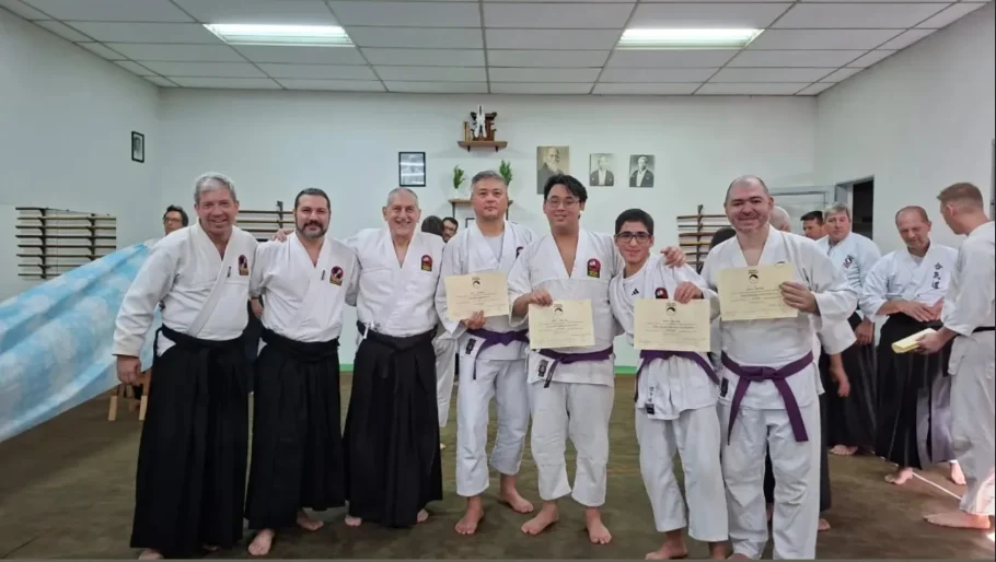 Sensei Cremona e praticantes do dojo